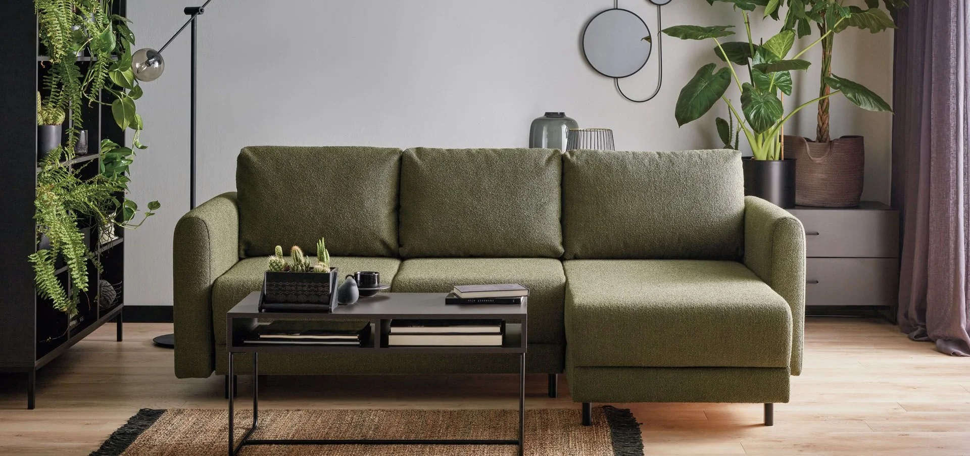 zielona sofa w salonie